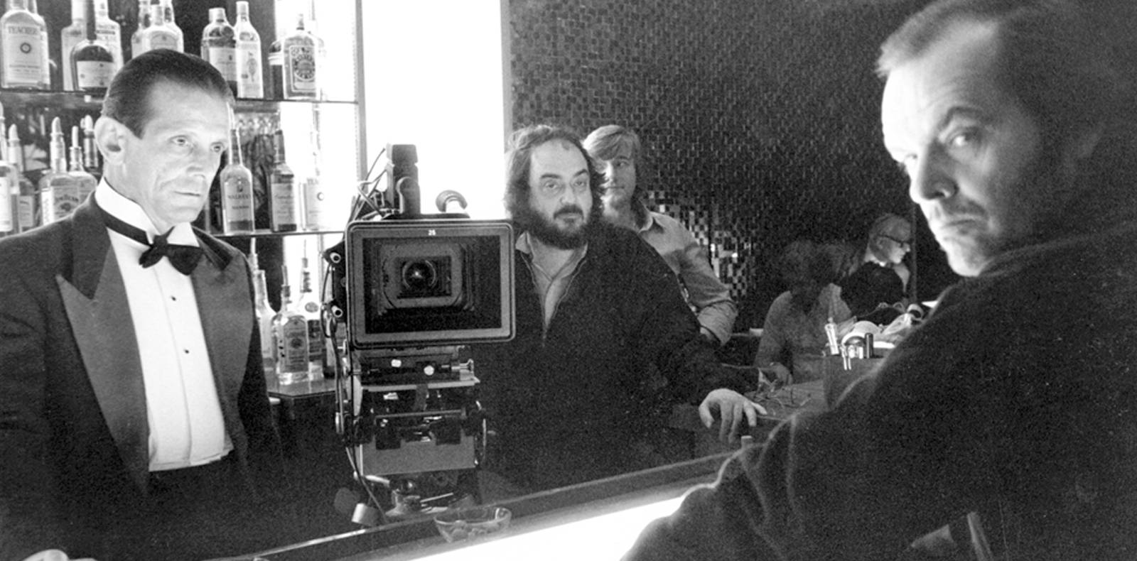 Joe Turkel (à gauche), Stanley Kubrick (au centre) et Jack Nicholson (à droite) sur le tournage de “The Shining”.