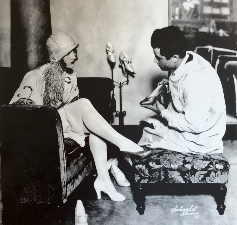 L'actrice Joan Crawford dans la boutique qu'ouvrit Salvatore Ferragamo à Hollywood en 1923.