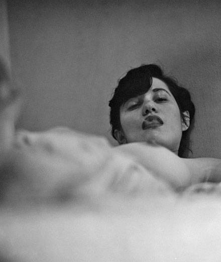 Saul Leiter, Fay smoking (nude), New York, c. 1946 © Saul Leiter Foundation, courtesy Howard Greenberg Gallery
