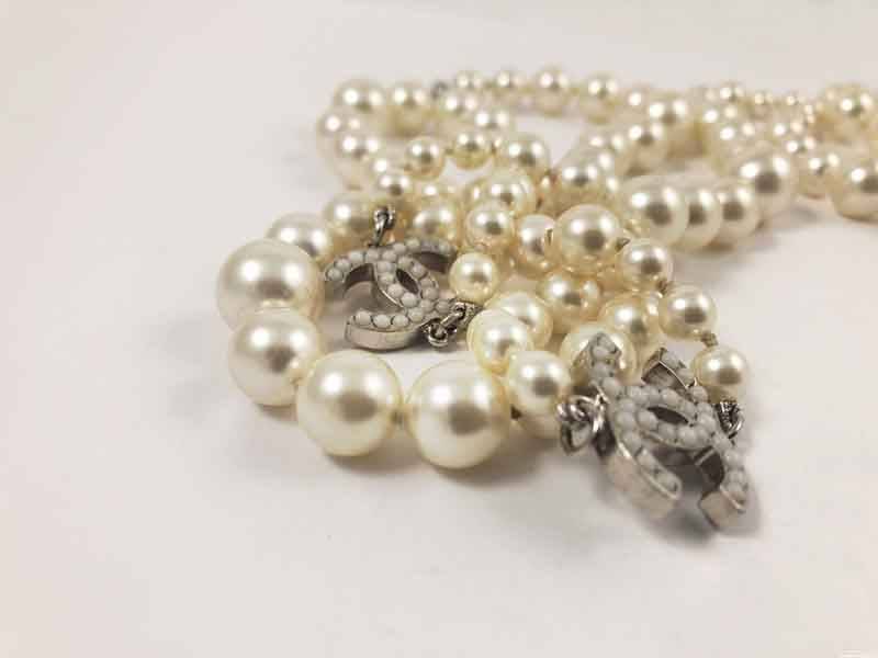 Sautoir en perles de la collection “Continue” de Chanel