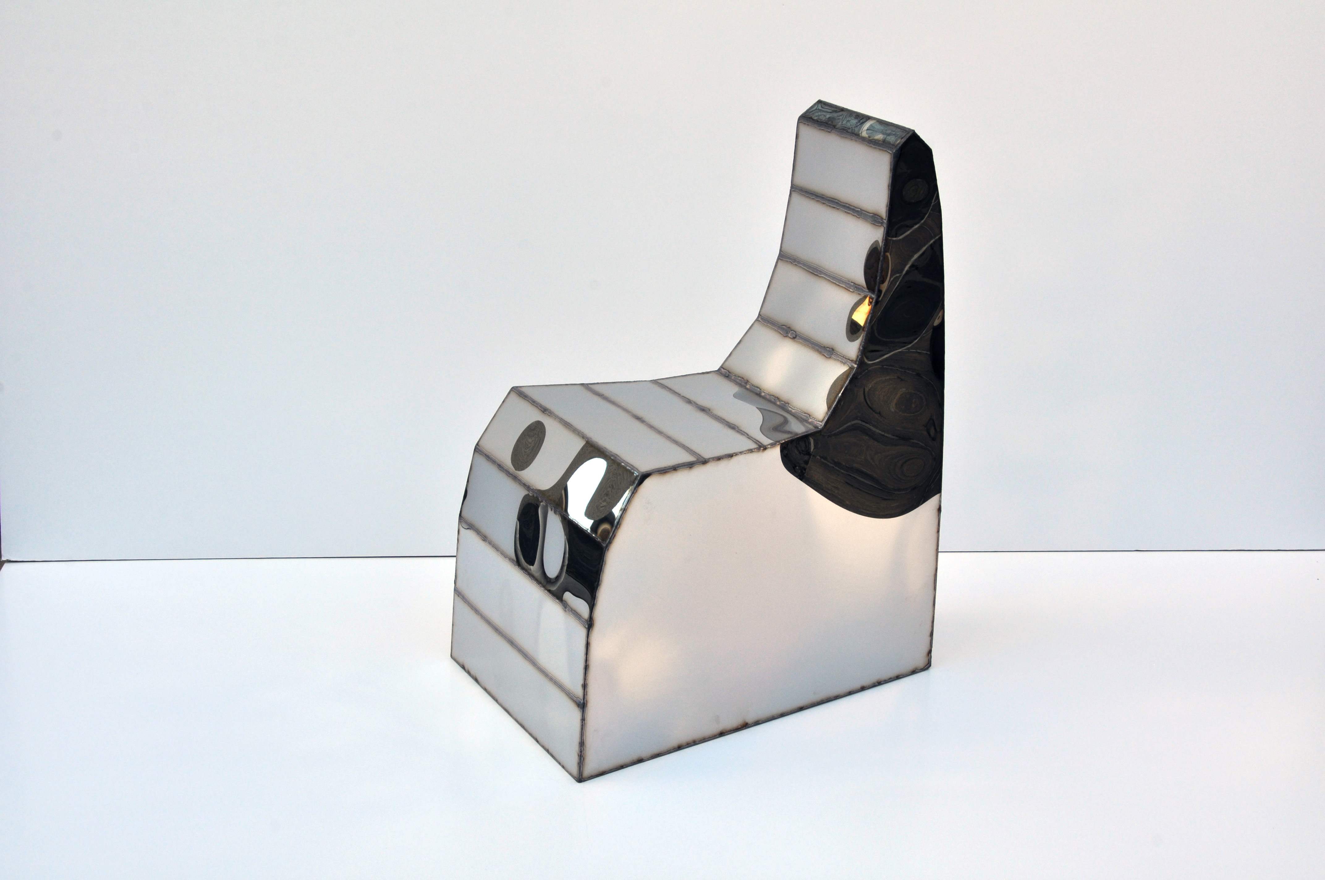 “Screenkiss Chair” (2017) de Julian Mayor.
Acier soudé et finition miroir, 49 x 71 x 90 cm,
édition de 10 ex. + 2 EA.


©Galerie Armel Soyer