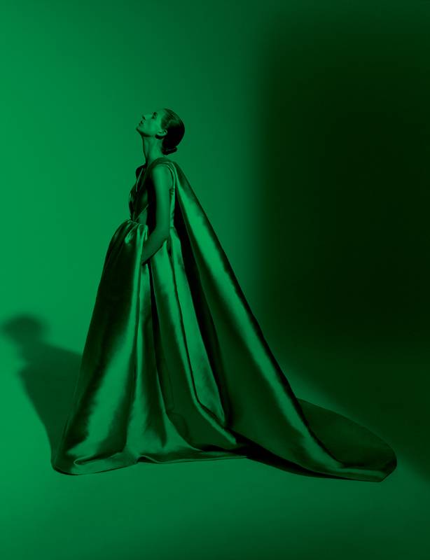 Robe-cape “Vanitas” entrecroisée de mikado de soie vert émeraude, VALENTINO HAUTE COUTURE.