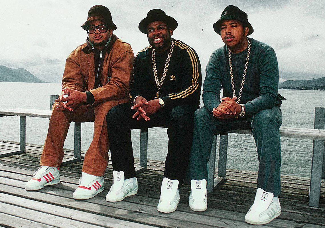 Le groupe légendaire de hip-hop Run-DMC en 1986, Adidas Superstar sans lacets aux pieds