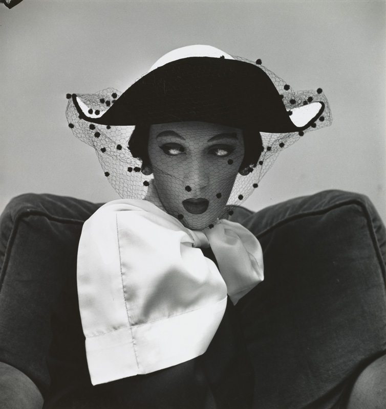 Spanish Hat by Tatiana du Plessix (Dovima), New York, 1949. Épreuve gélatino-argentique, 39,7 x 37,5 cm.