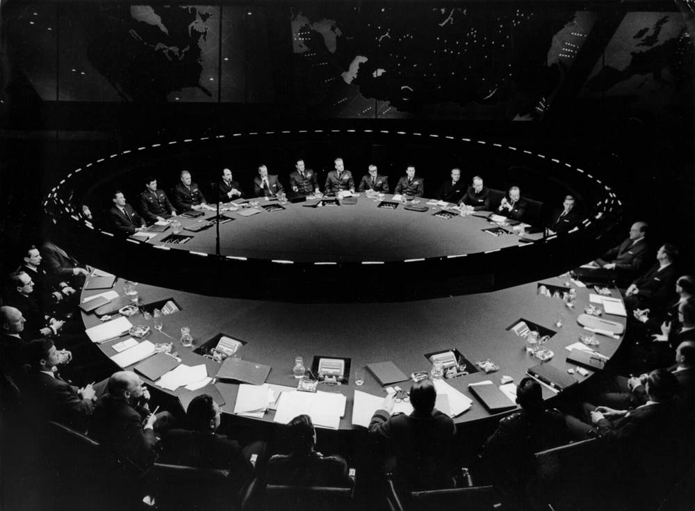 “Docteur Folamour” (1963-64), réalisé par Stanley Kubrick. La table de conférence dans la “War Room”. © Sony/Columbia Pictures Industries Inc.
