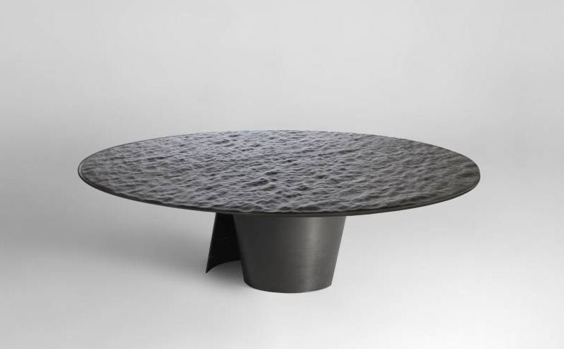 Table basse “Mer noire” de Damien Gernay.
Acier patiné et cuir, 36,5 x 120 cm (ou 150 cm),
édition Galerie Gosserez (chaque pièce est signée et datée).