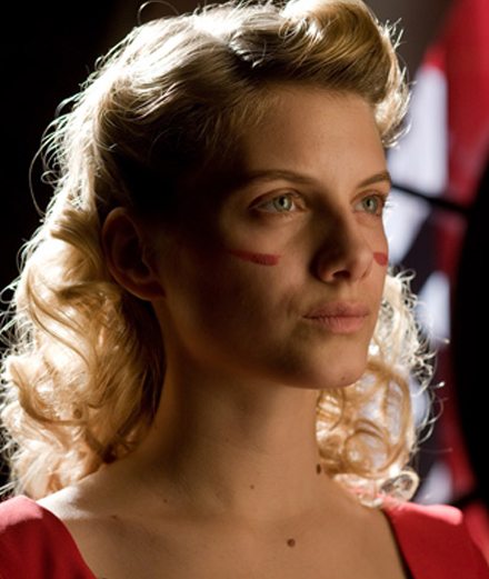 Mélanie Laurent incarne Shosanna Dreyfus dans le film “Inglorious Basterds” (2009) de Quentin Tarantino. 
