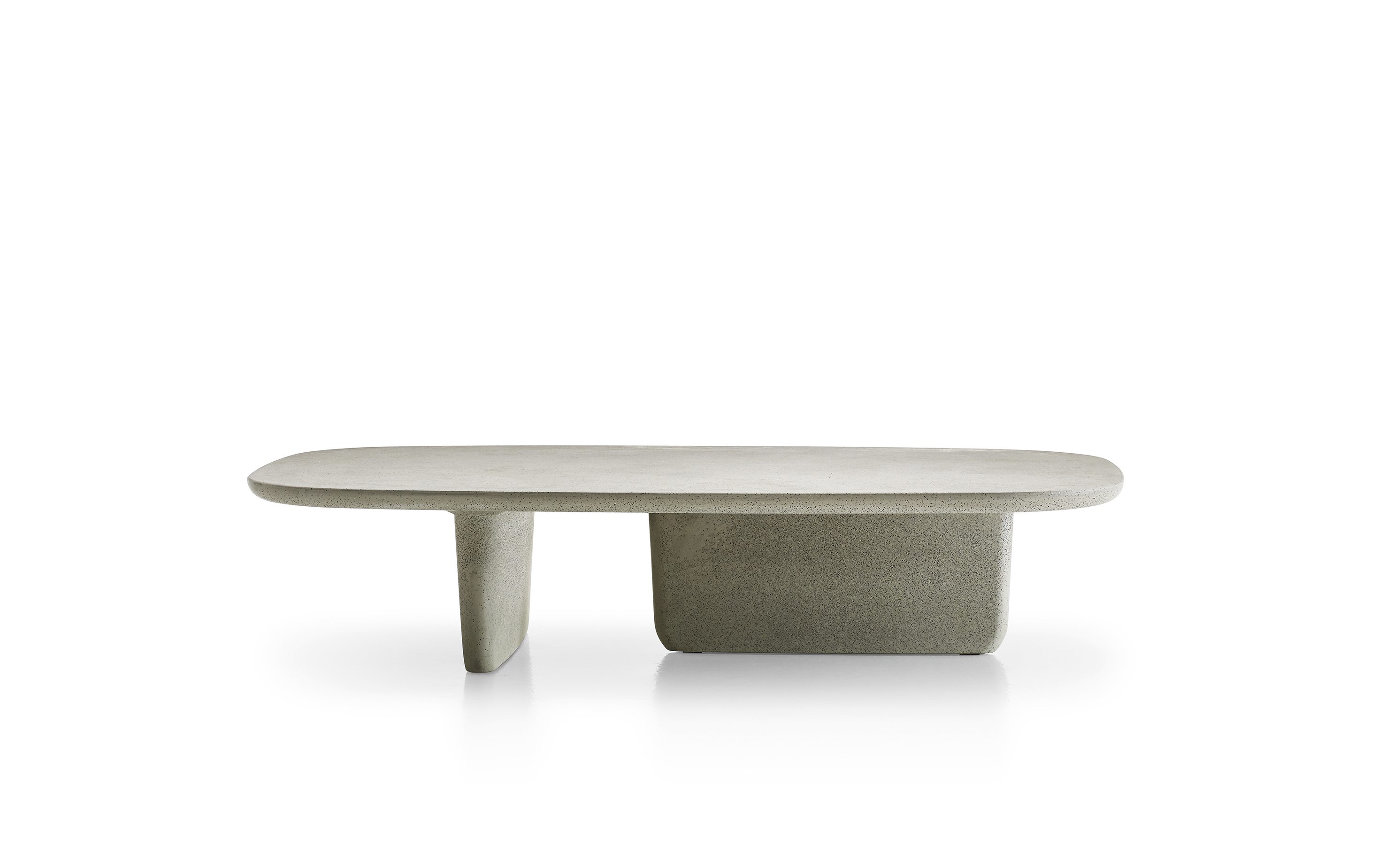 B&B italia design 2018, “topi-ishi”, table basse en ciment grise ou anthracite.