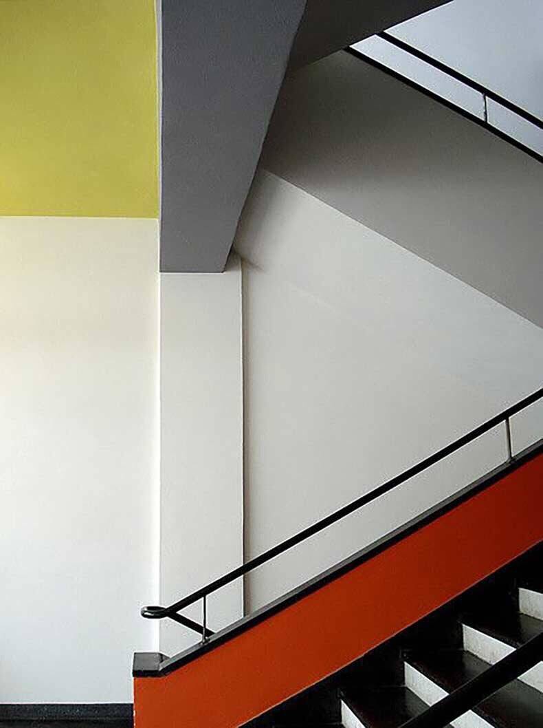 Un escalier dans l’école “Staatliches Bauhaus”, à Dessau, Allemagne.