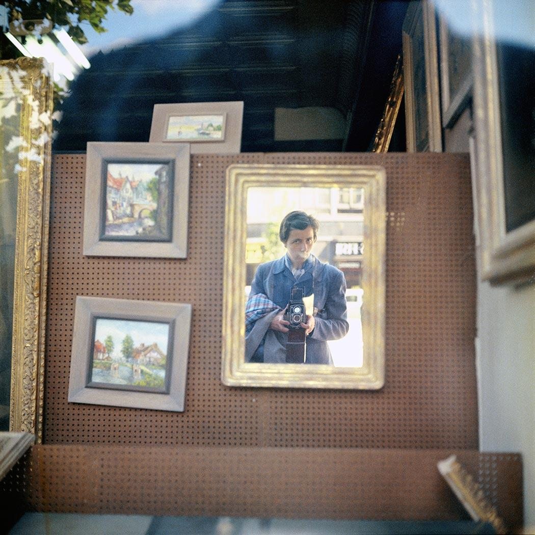 Vivian Maier, “Self-Portrait”, c. 1950, Tirage chromogène posthume. © Estate of Vivian Maier, Courtesy Maloof Collection and Howard Greenberg Gallery, New York, Les Douches la Galerie, Paris.