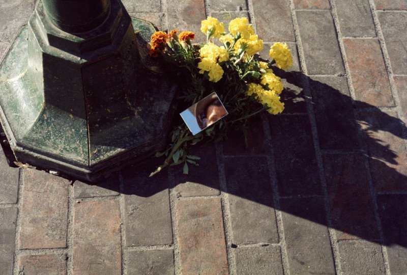 Vivian Maier, “Self-Portrait, Chicagoland”, 1975, Tirage chromogène posthume. © Estate of Vivian Maier, Courtesy Maloof Collection and Howard Greenberg Gallery, New York, Les Douches la Galerie, Paris.