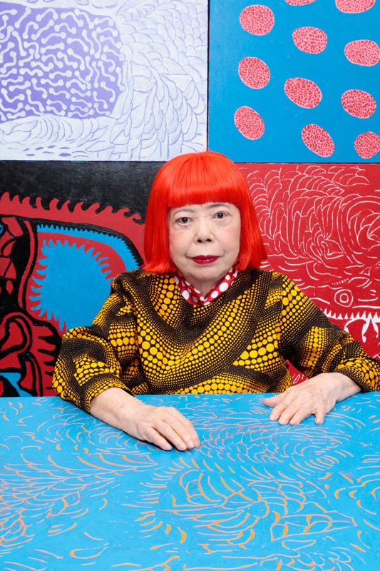 Yayoi Kusama dans son atelier de Tokyo. Photographiée par Kishin Shinoyama. Coiffure et maquillage : Yuya Nara.
