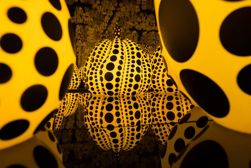 “All the eternal love I have for the pumpkins” (2016). Bois, miroir, plastique, acrylique, LED. Courtesy Ota Fine Arts, David Zwirner, and Victoria Miro © Yayoi Kusama
