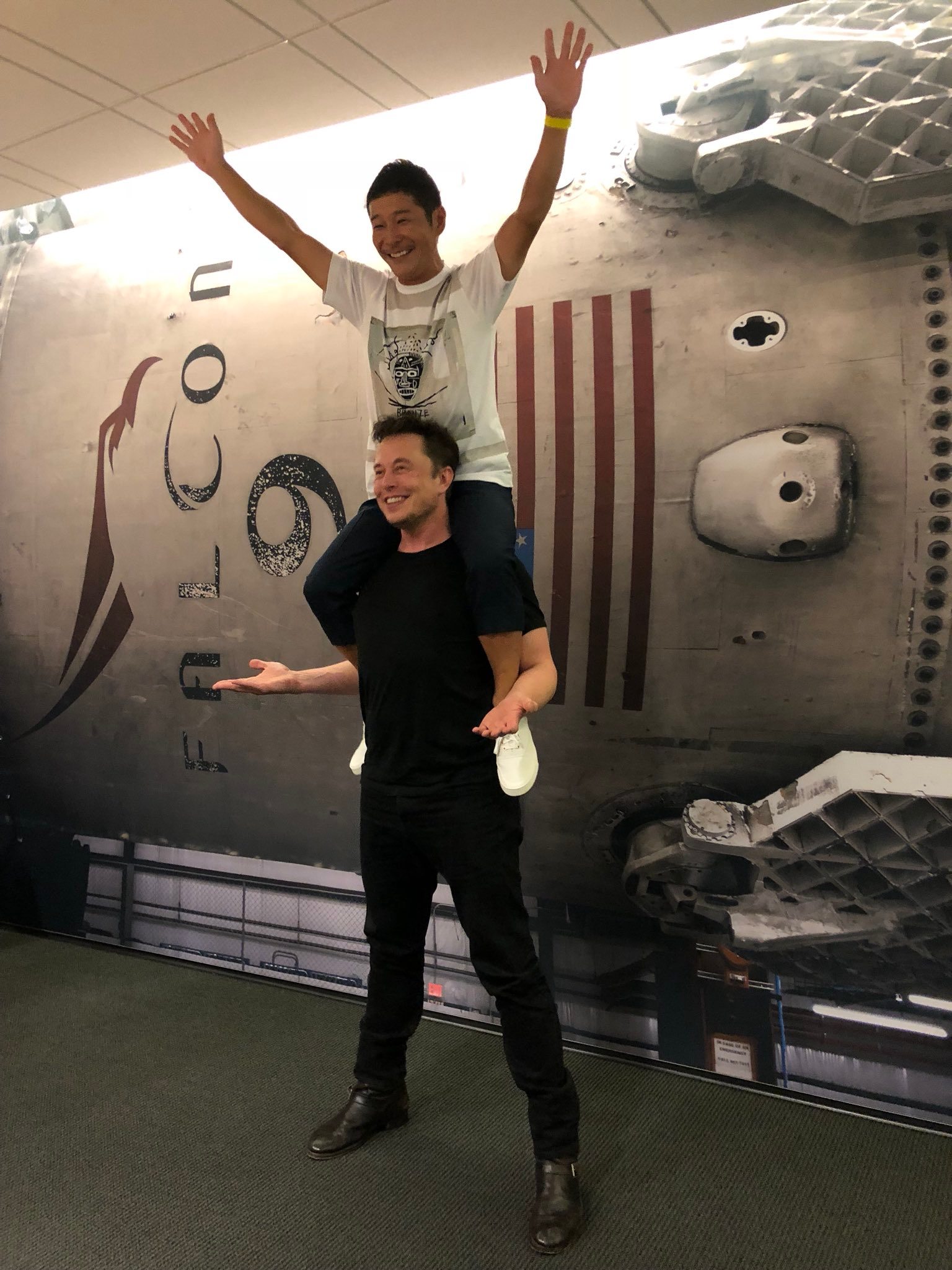 Yusaku Maezawa sur les épaules d’Elon Musk, photo parue sur Twitter.