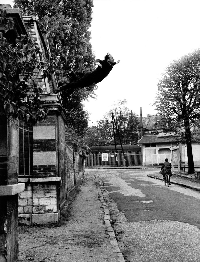 Yves Klein, “Le Saut dans le Vide”, Fontenay-aux-Roses, France, 23 octobre 1960. © Succession Yves Klein c/o ADAGP, Paris