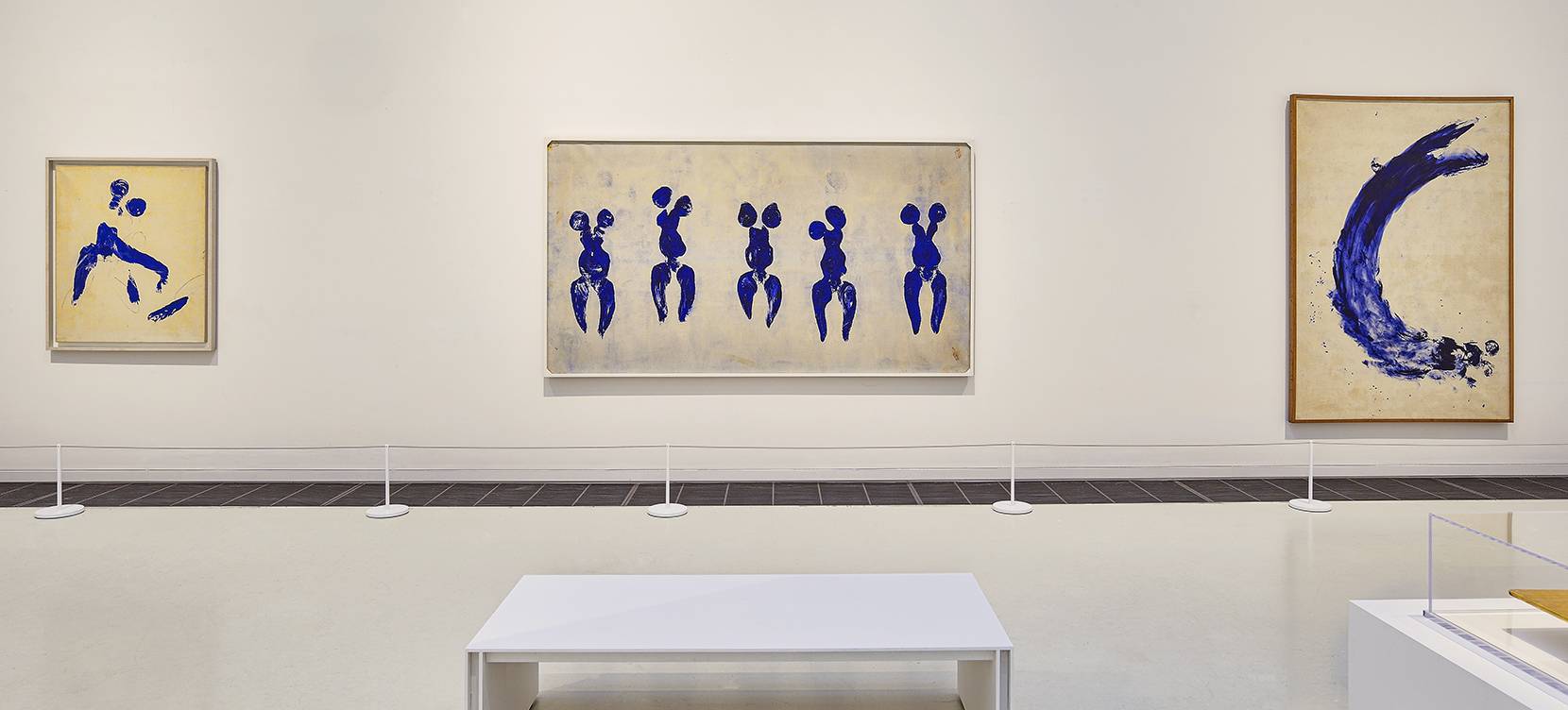 Vue de l’exposition “Yves Klein, des cris bleus” au musée Soulages, Rodez, avec trois œuvres de la série “Anthropométries de l’époque bleue” (1960). © Musée Soulages, Rodez/Photo Thierry Estadieu