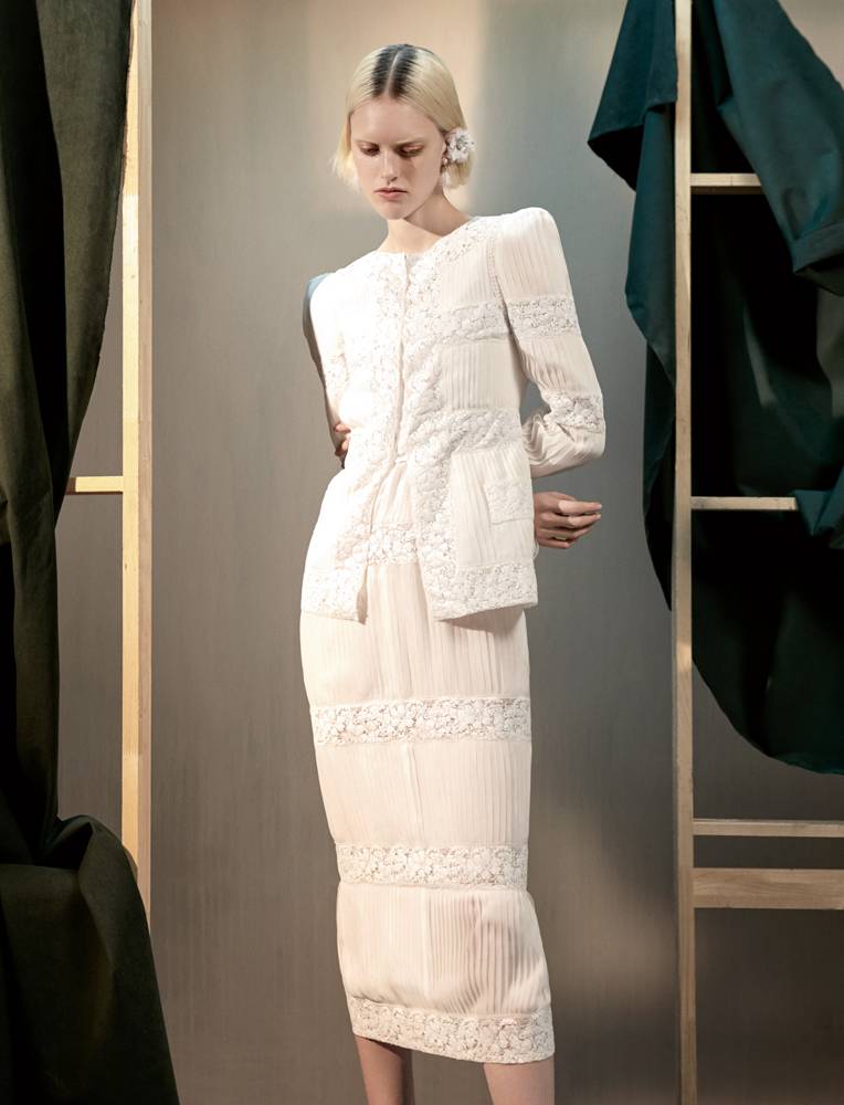 <p>Jacket and dress, earings and hair clip, CHANEL HAUTE COUTURE.</p>
