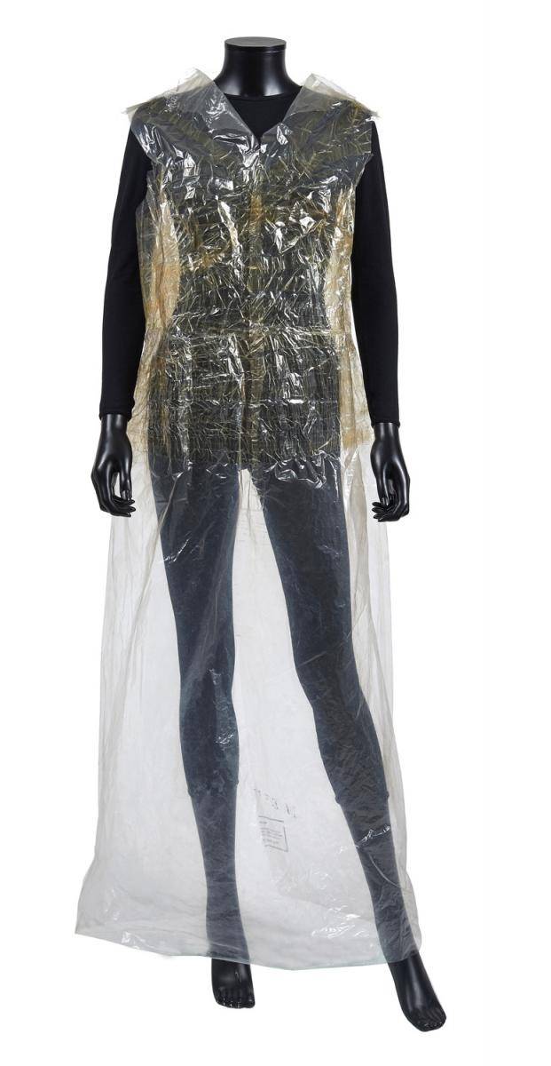 <p>Margiela, robe housse d'emballage en plastique et adhésif, automne-hiver 1992-1993</p>
