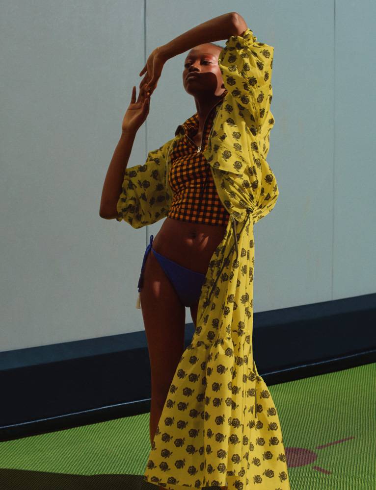 <p>La série mode “Street style” photographiée par Suzie et Léo. Blouson et robe en taffetas imprimé, et haut en jersey, KENZO. Maillot de bain, CALZEDONIA.</p>

