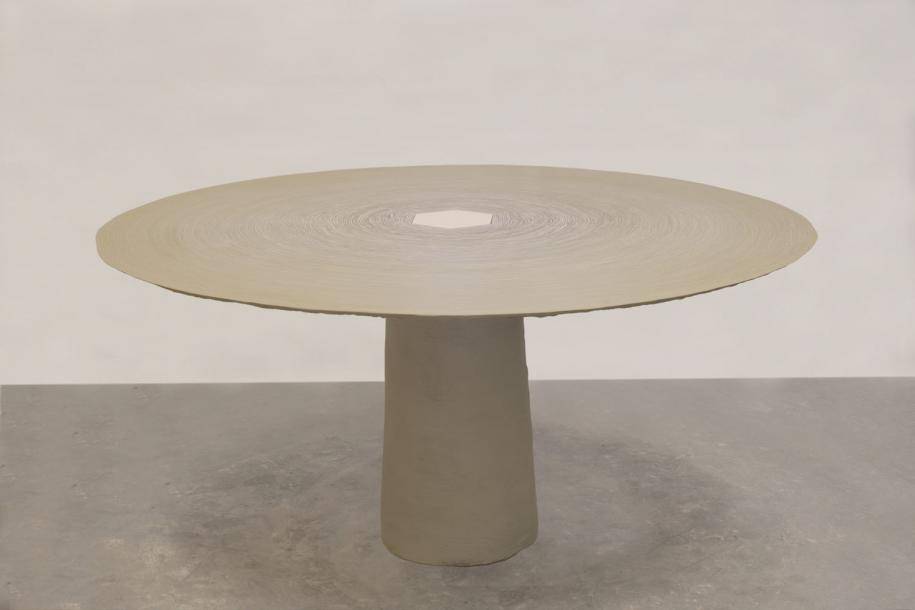 <p>“<em>Fuzz Dining Table”</em> (2019), de Study O Portable. Courtesy of Gallery FUMI.</p>
