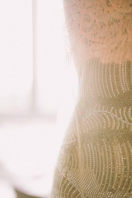<p>Détails de broderie et dentelle sur la robe de Nicole Kidman photographiée par Virgil Guinard</p>
