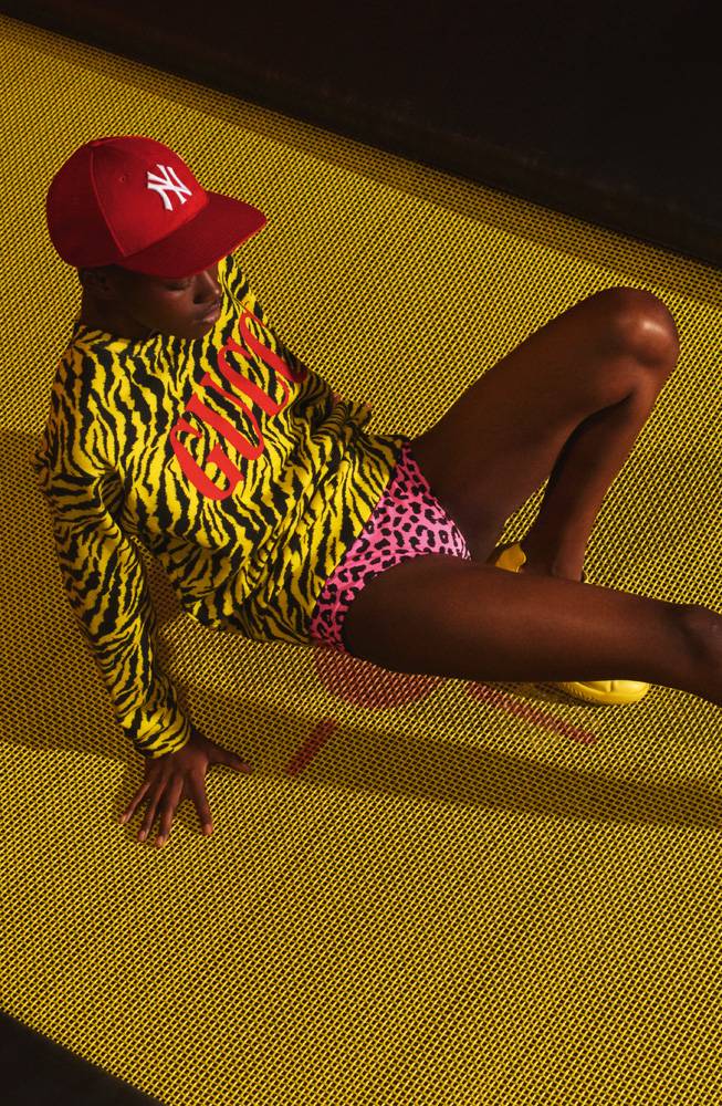 <p>La série mode “Street style” photographiée par Suzie et Léo. Pull oversize en coton imprimé, maillot de bain et casquette, GUCCI. Sneakers, HERMÈS.</p>
