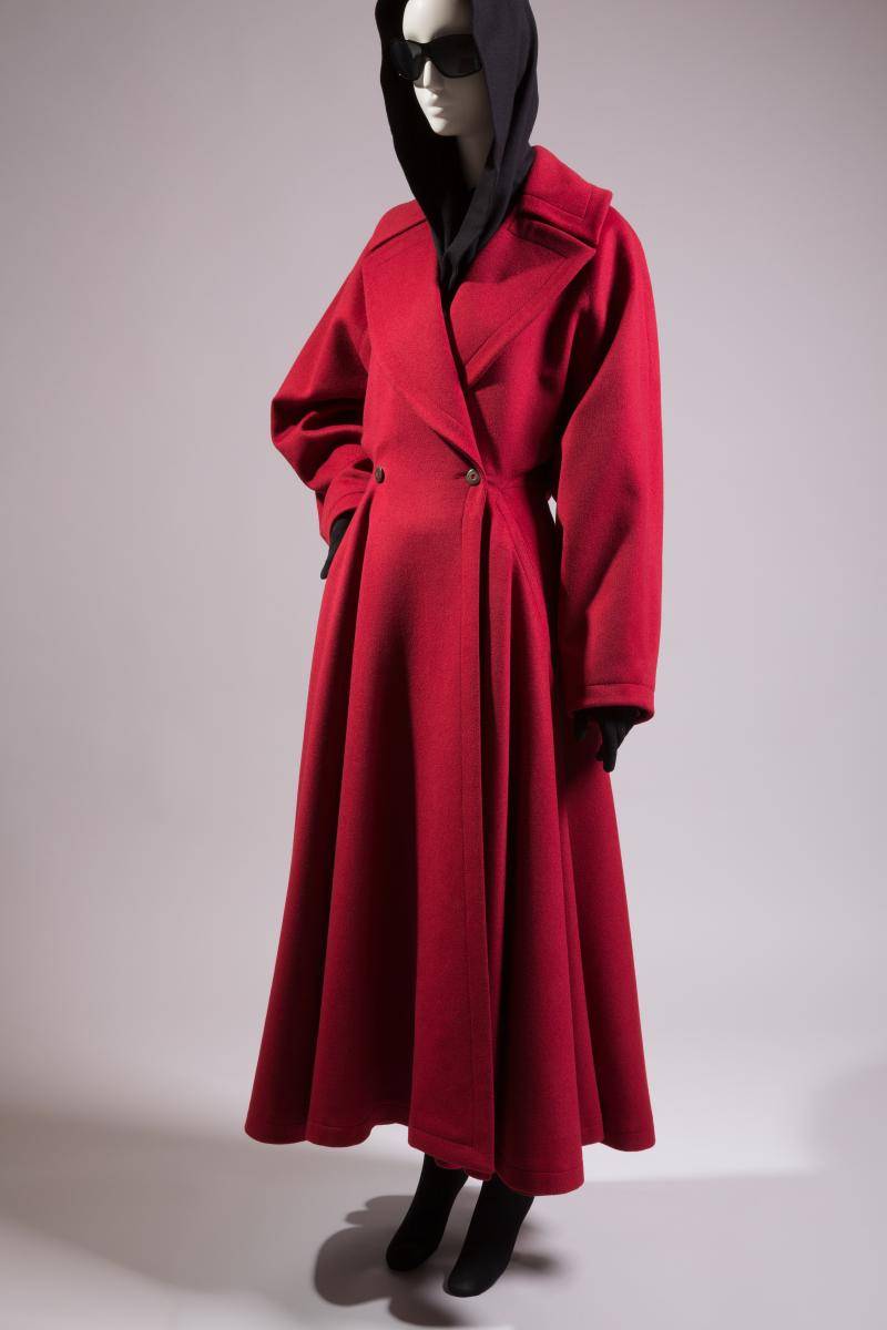 <p>Ensemble trench-coat en laine avec capuche en jersey de laine, hiver 1985, France, Azzedine Alaïa, crédit Eileen Costa</p>

<p> </p>
