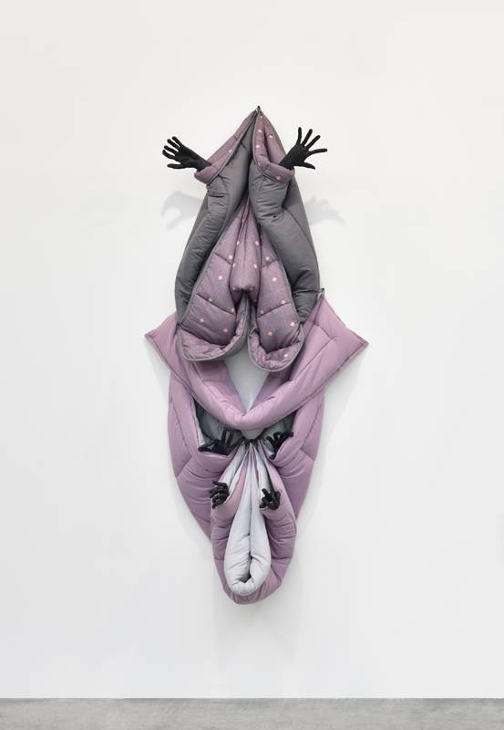 <p>Annette Messager, “Sleeping Purple Passion” (2018). Courtesy de l'artiste et Marian Goodman Gallery. Crédit photo : Rebecca Fanuele</p>
