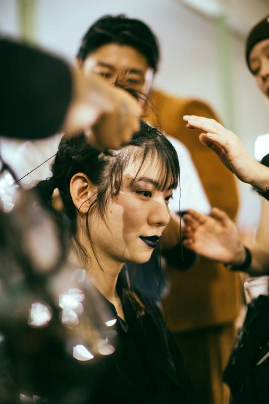 Backstage beauté : le défilé Yohji Yamamoto automne-hiver 2019-2020 vu par Saint-Ambroise