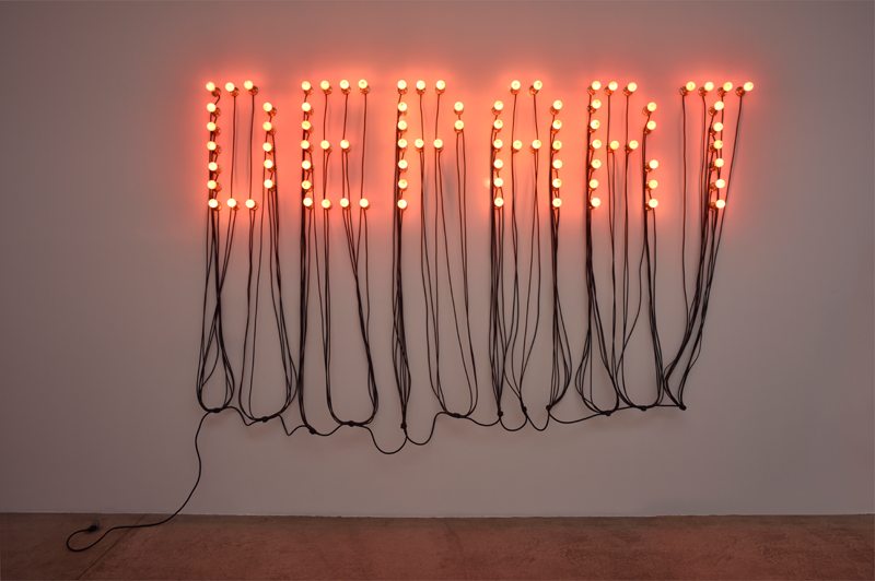 Départ - Arrivée, 2015, 86 red light bulbs, electric wire, 185 x 283 cm. Courtesy de l'artiste et Marian Goodman Gallery. Photo : Rébecca Fanuele