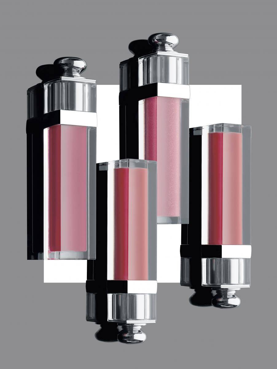 <p><span class="fs-sub-1">Peter Philips élabore une collection de douze teintes de rouges à lèvres baumes à la texture sirupeuse qui jouent tout à la fois la car te de l’extrême brillance au halo scintillant et celle de la formule soin. “Dior Addict Stellar Gloss”, no 754 magnify, no 840 Dior fire, no 764 ultra Dior, no 864 Dior rise, <strong>DIOR.</strong></span></p>
