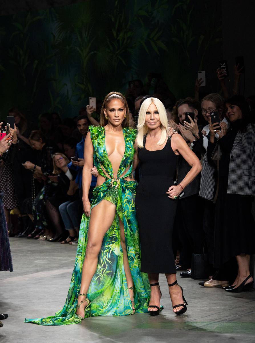 Jennifer Lopez fait sensation au défilé Versace 