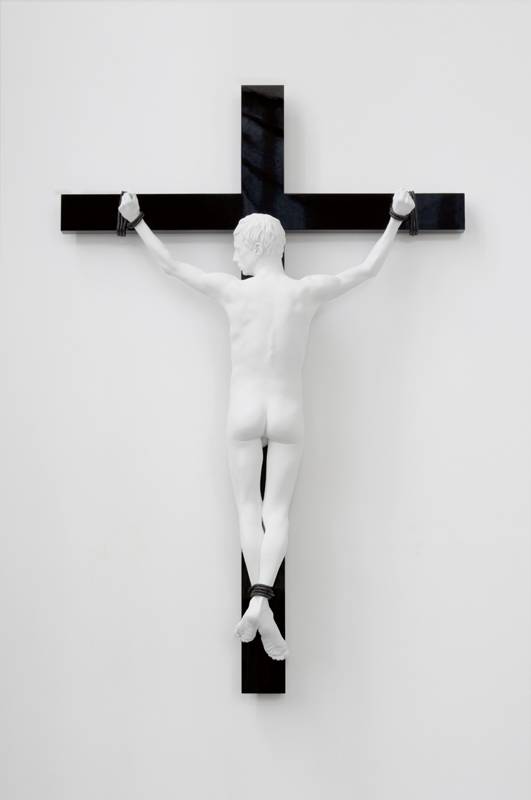 <p>"Reversed Crucifix" (2016). Aluminum, lacquer, bronze, wood, lacquered mirror and steel, 254 x 168 x 40 cm. Work exhibited at the Whitechapel Gallery.</p>
