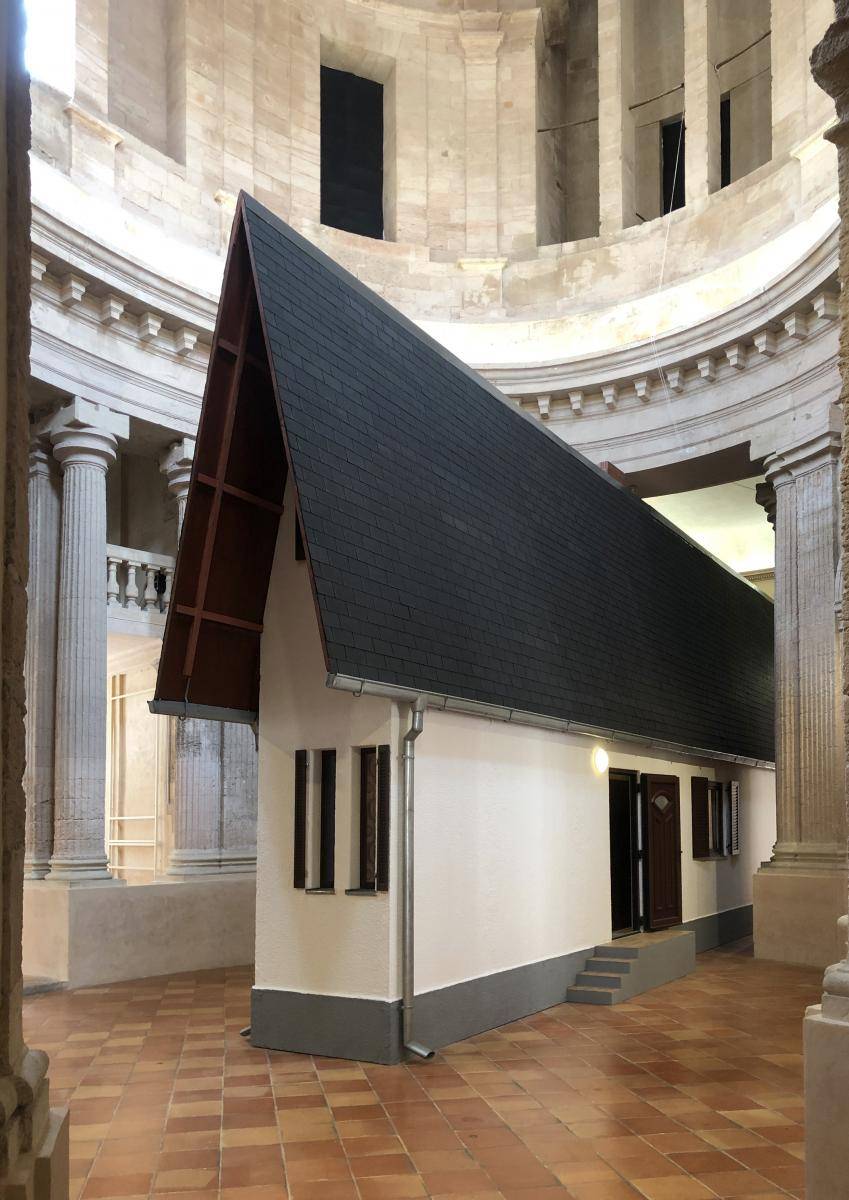 <p>Erwin Wurm, <em>Narrow House</em>, 2010, Techniques mixtes, 700 x 130 x 1600 cm. Courtesy of West Collection / © ADAGP, Paris, 2019</p>
