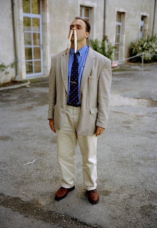 <p>Erwin Wurm, “The Bank Manager in Front of his Bank” (Cahors) (1999). C-print, 120 x 80 cm © Erwin Wurm</p>
