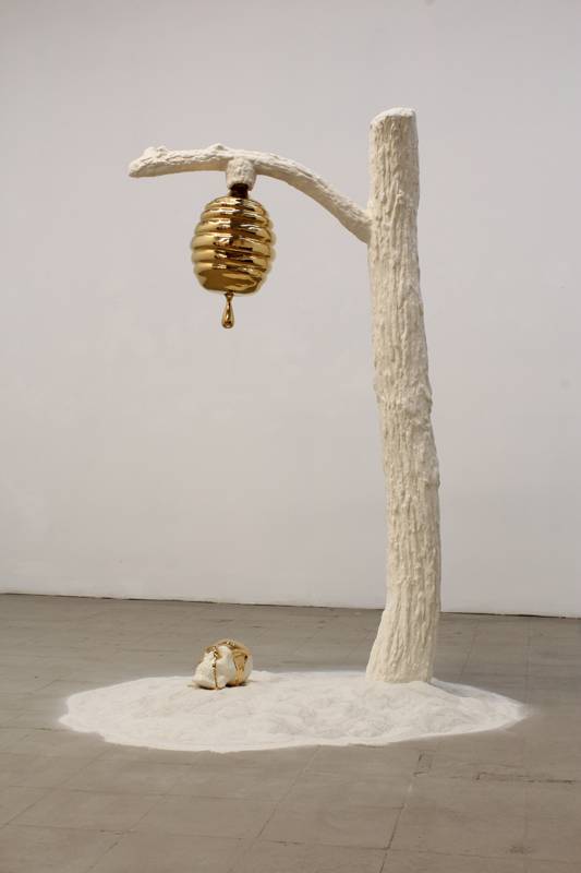 <p>Gabriel Rico, “Crudelitatem (I will say the romans that spread upon the world but it was the world that spread upon the romans)” (2017). Ceramic, gold, fiberglass, sand © Diego G. Argüelles / Courtesy of the artist and Perrotin</p>
