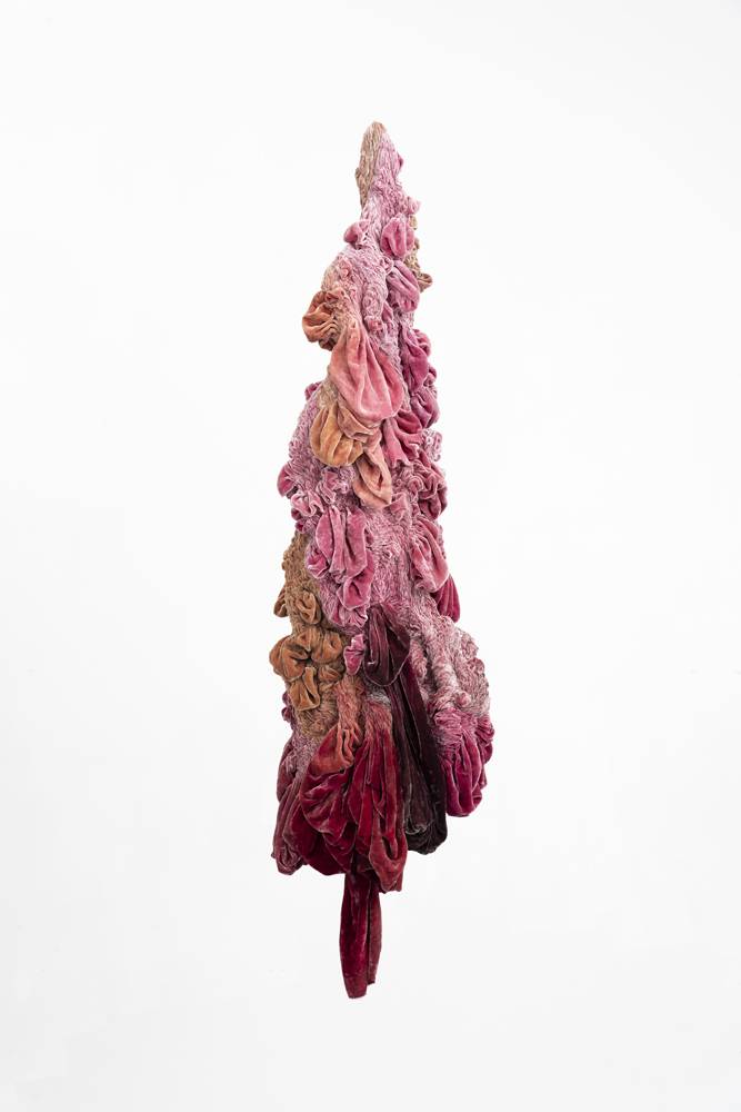 <p>New Ornaments IV (The Silk Series), (2015-2018), soie et velours, mordançage aux extraits de cône et de cochenille, 150 x 35 cm.</p>
