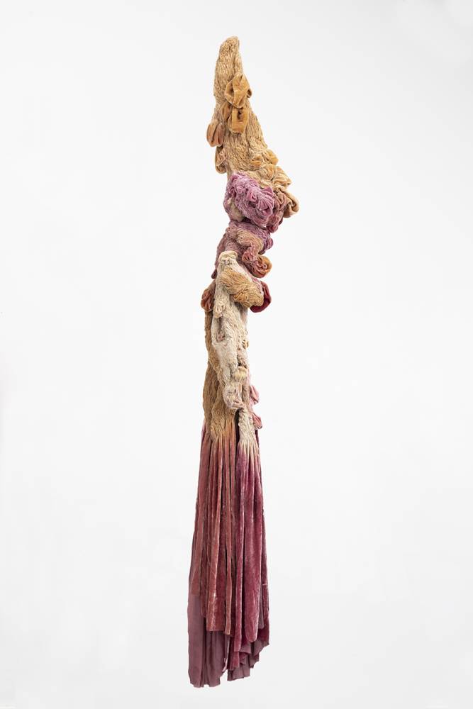 <p>New Ornaments I (The Silk Series), (2015-2018), soie et velours, mordançage aux extraits de cône et de cochenille, 215 x 30 cm.</p>
