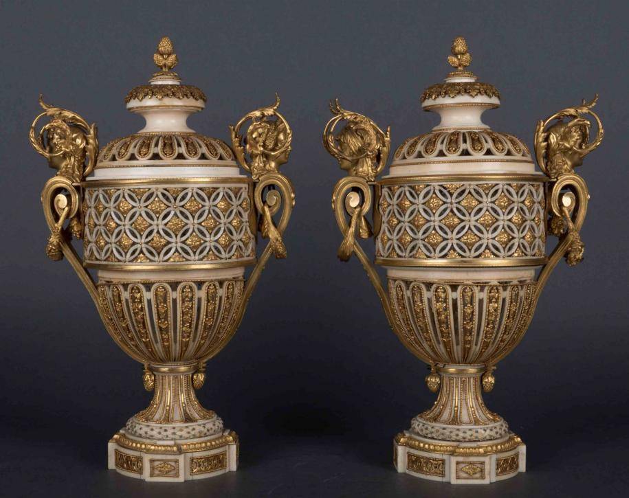 <p><span class="fs-sub-1">Paire de vases en ivoire à monture de bronze doré d'époque Louis XVI. Le travail de l'ivoire est attribué à François Voisin et les montures en bronze ornées de têtes de femme représentant le printemps et l'été sur un vase, l'hiver et l'automne sur l'autre, sont attribuées à Pierre Gouthière.</span></p>
