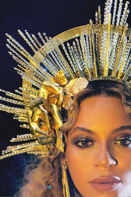 <p>Beyoncé porte Peter Dundas et House of Malakai lors de sa performance aux Grammys Awards, 2017.</p>
