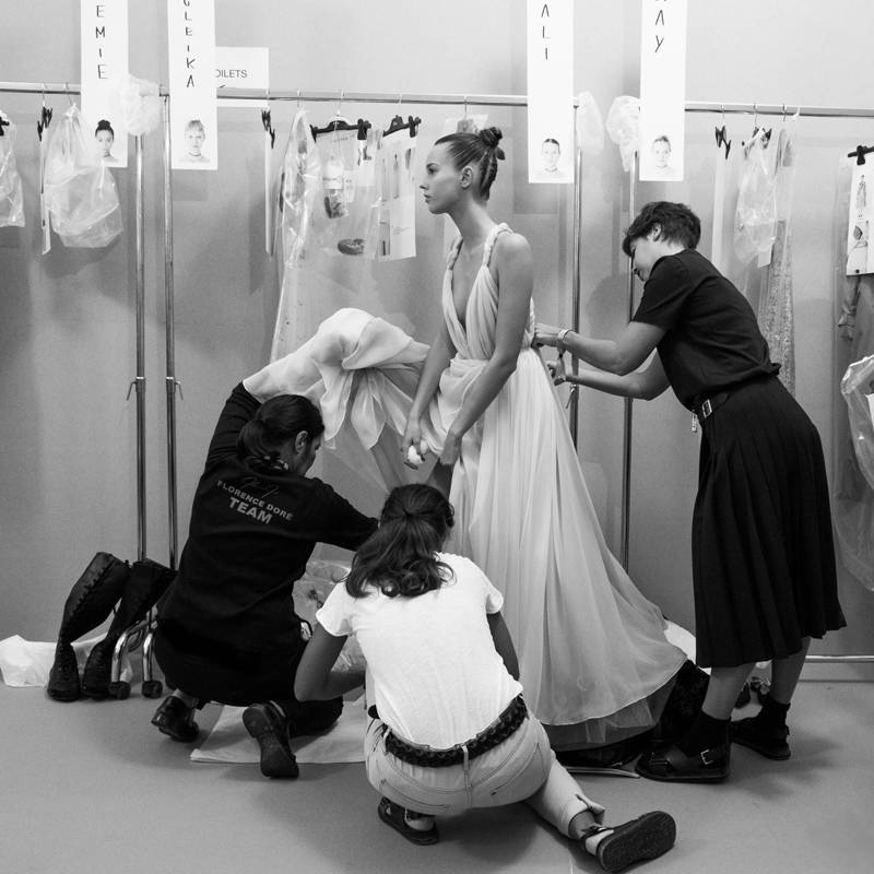 <p>Les coulisses du défilé Dior printemps-été 2017 photographiées par Janette Beckman.</p>
