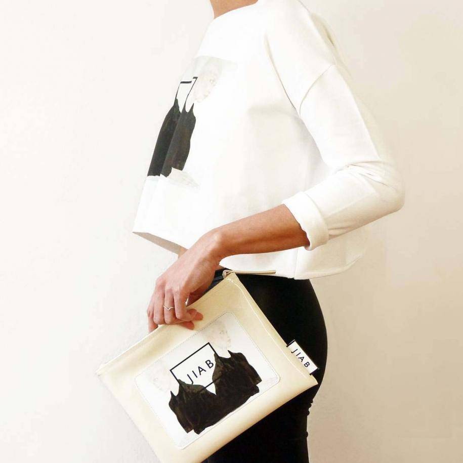 <p>JIAB, Crop sweater “Heart” song sleeve orchid white et Clutch bag. </p>
