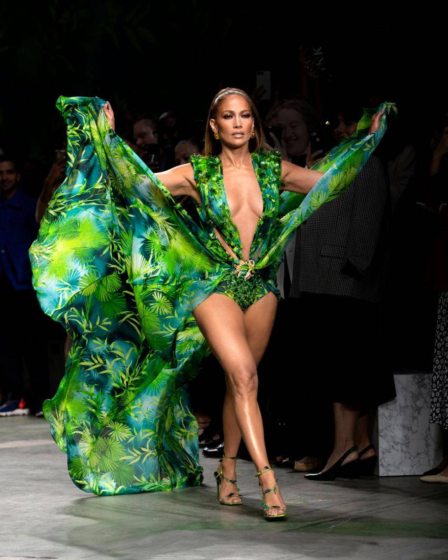 Jennifer Lopez fait sensation au défilé Versace 