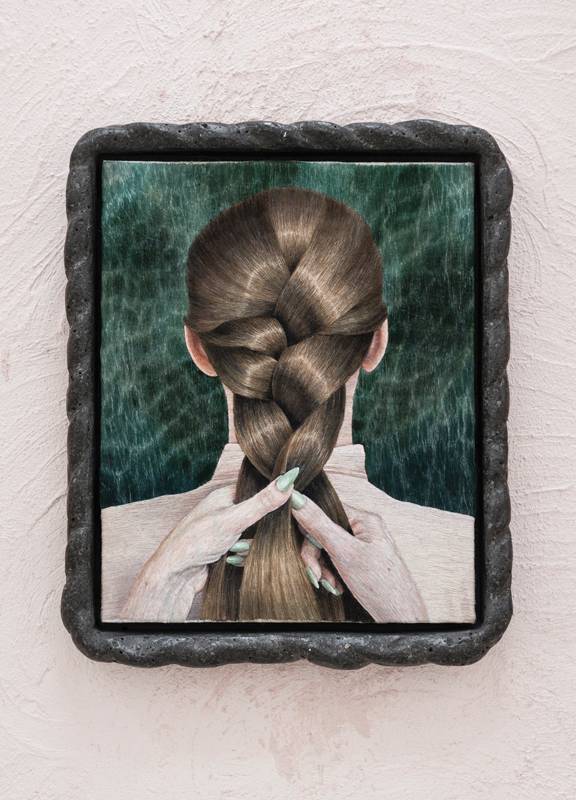 <p>Klára Hosnedlová, “Untitled”, série “Seated Woman”, 2019. Broderie et cadre en terrazzo, 32,3 × 27 cm (avec cadre).© Klára Hosnedlová. Photo © Zdeněk Porcal.</p>
