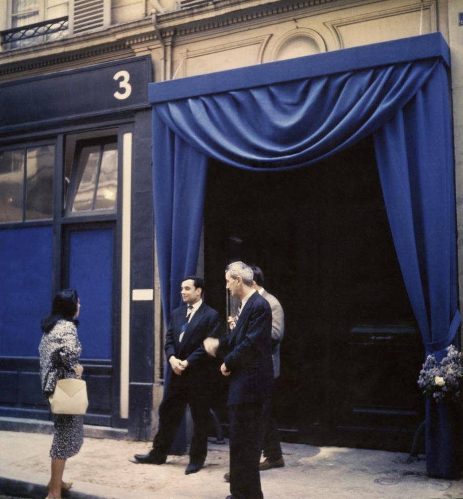 <p>Entrée de la galerie Iris Clert, lors de l'inauguration de l'exposition du “Vide” ; Paris, 1958. Photo : © Tous droits réservés</p>
