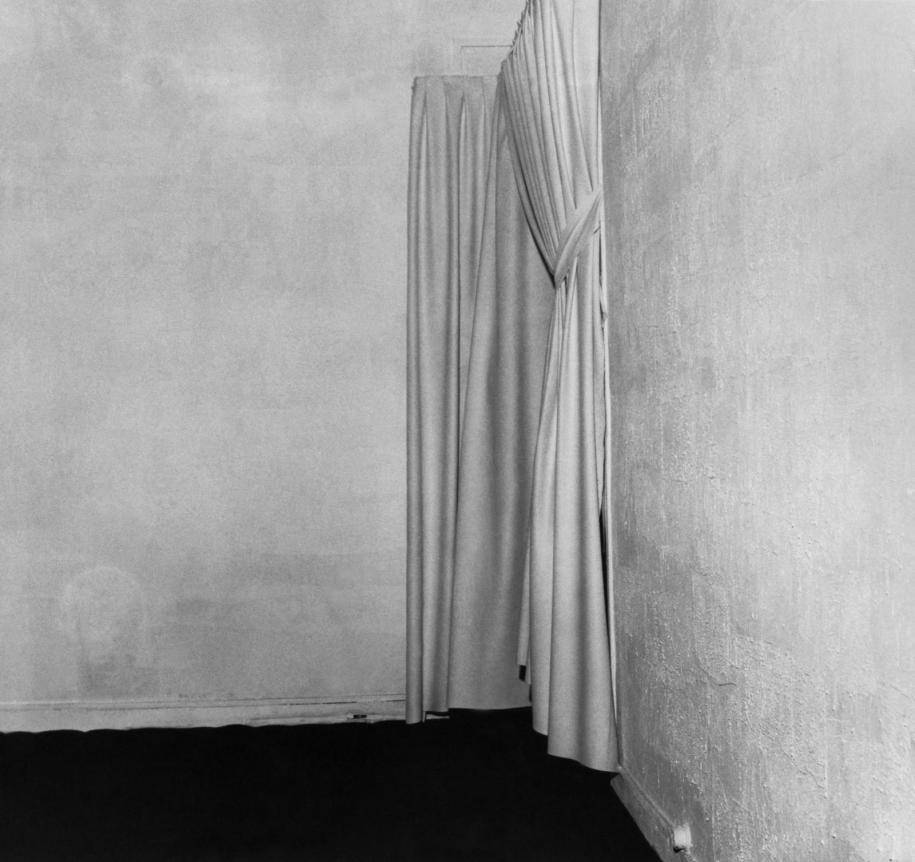 <p>Vue de l'exposition d'Yves Klein “Le Vide”, Galerie Iris Clert, Paris, 1958. Photo : © Tous droits réservés</p>
