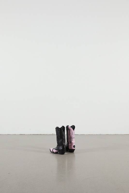 <p>Les boots cowboy Nocona customisés par Sarah Morris.</p>

