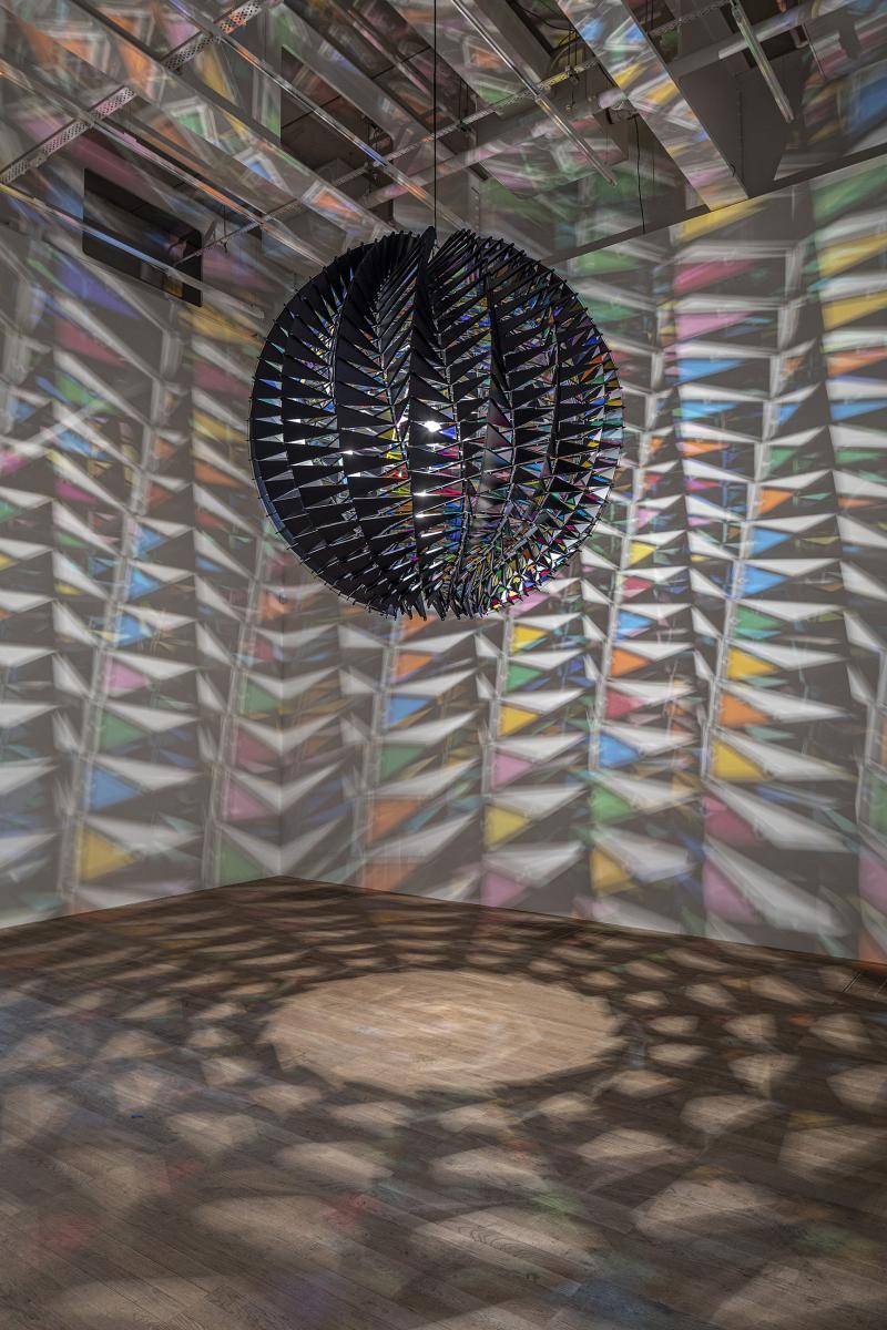 <p>Vue de l’exposition <em>In Real Life</em> à la Tate Modern, Londres, 2019 avec l’oeuvre : Olafur Eliasson, <em>In Real Life </em>(2019), Aluminium, filtre de verre (vert, jaune, orange, rouge, rose, cyan), lumière à LED, Diamètre : 208 cm. Courtesy de l'artiste, neugerriemschneider, Berlin, Tanya Bonakdar Gallery, New York/Los Angeles / © 2019 Olafur Eliasson / Photo : Anders Sune Berg</p>
