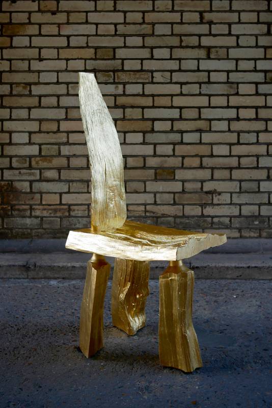 <p>“Gold Cleft Chair”,<em> </em>en châtaignier doré à la feuille 23,5 carats, pièce unique, design Max Lamb.</p>
