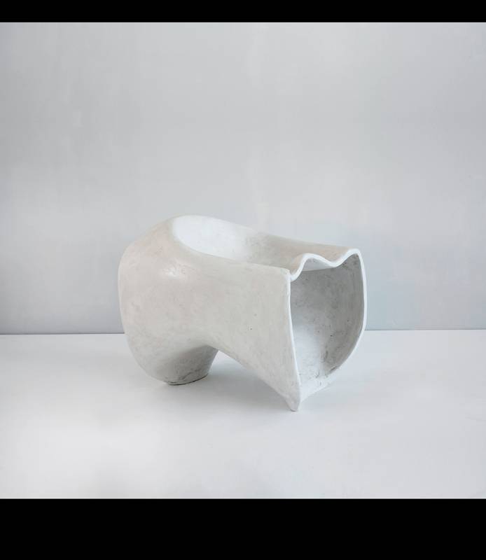 <p>“Convex Concave Bent Tube Chair”<em> </em>en gypse et acier, design Voukenas Petrides.</p>

